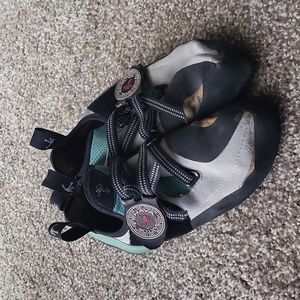 Size 8 (39.5) tenaya oasi lv climbing shoes